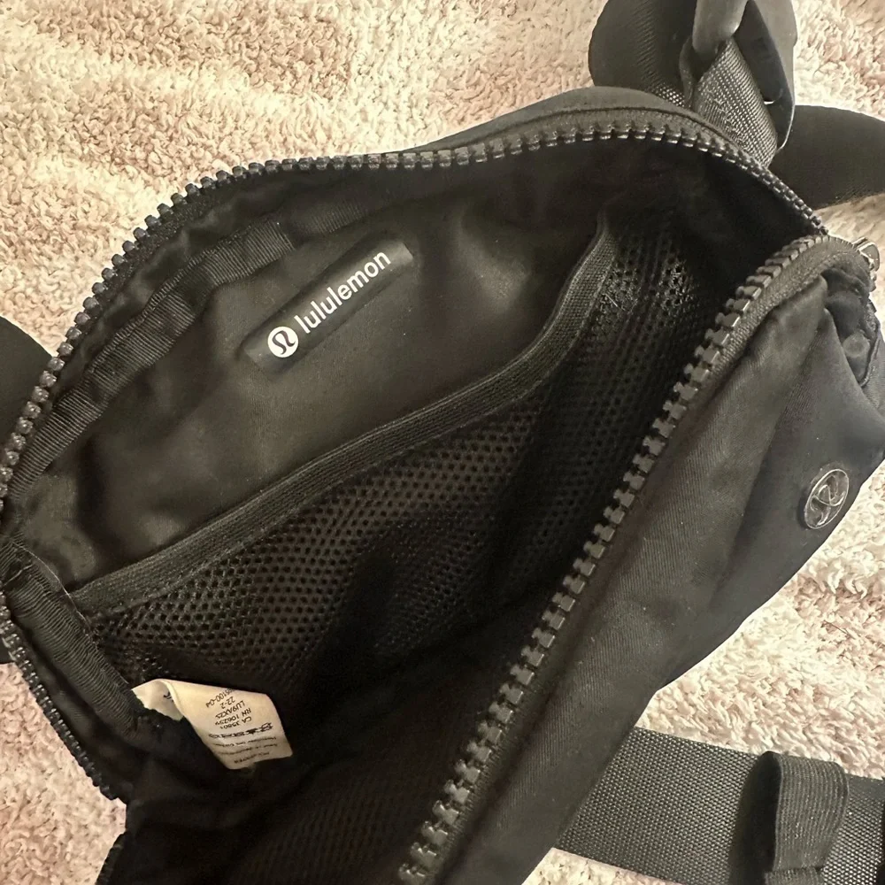 lululemon athletica Black Belt Bag - Picture 2 of 2